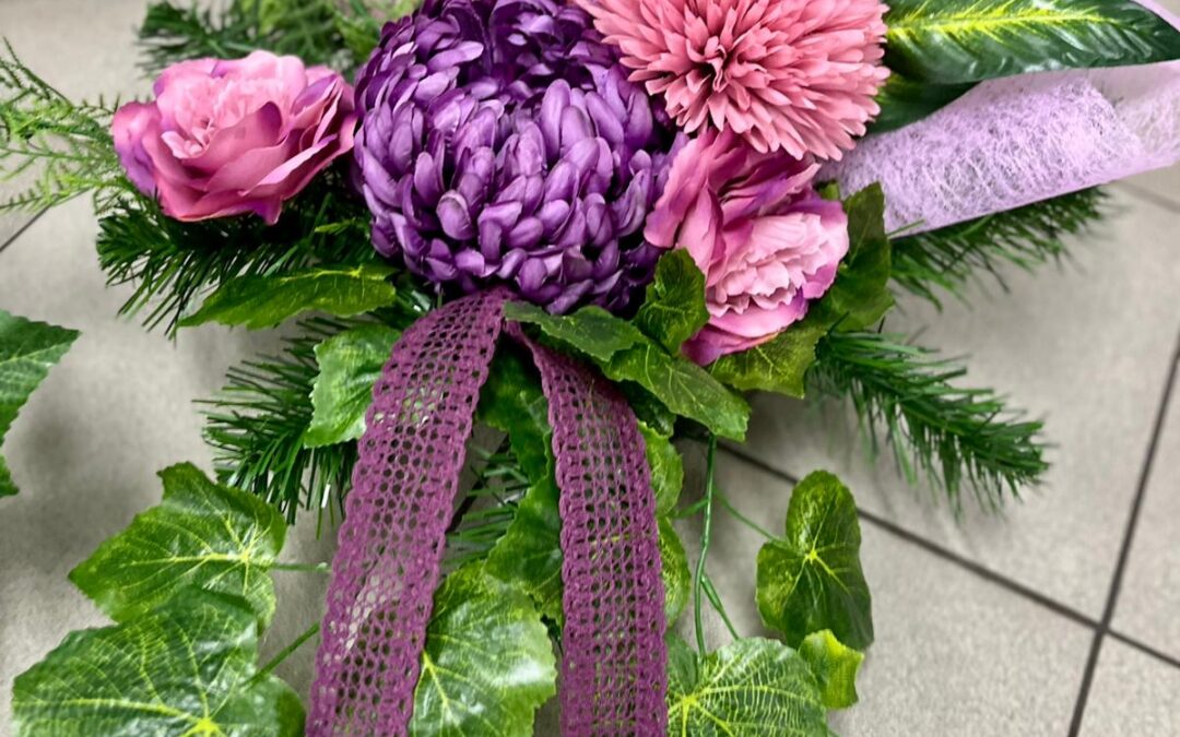 Przygotowywanie stroików na Święto Zmarłych w ramach terapii zajęciowej