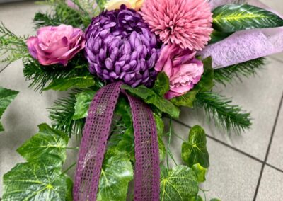 Przygotowywanie stroików na Święto Zmarłych w ramach terapii zajęciowej